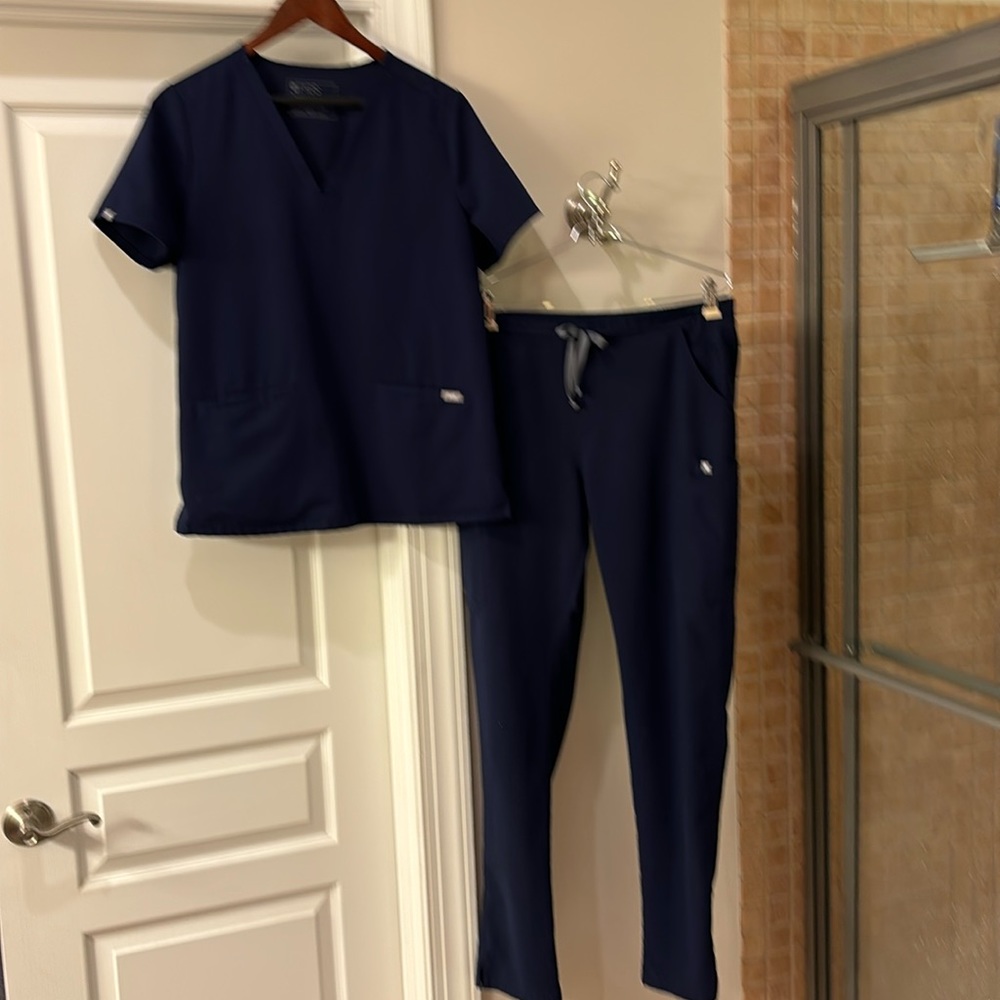 FIGS NAVY SCRUB SET MEDIUM TALL/ MEDIUM